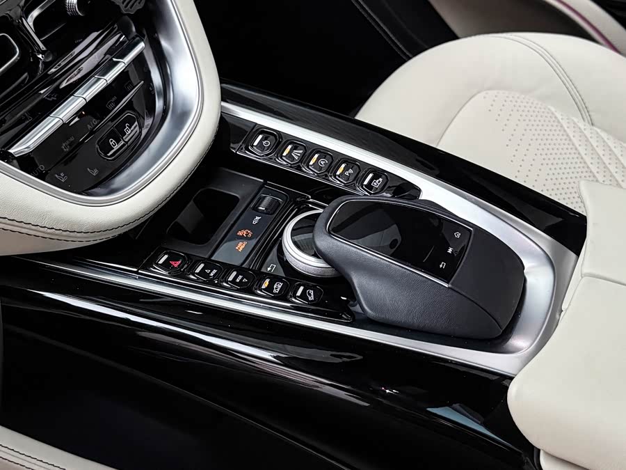 Aston Martin DBX 2023, фото 11