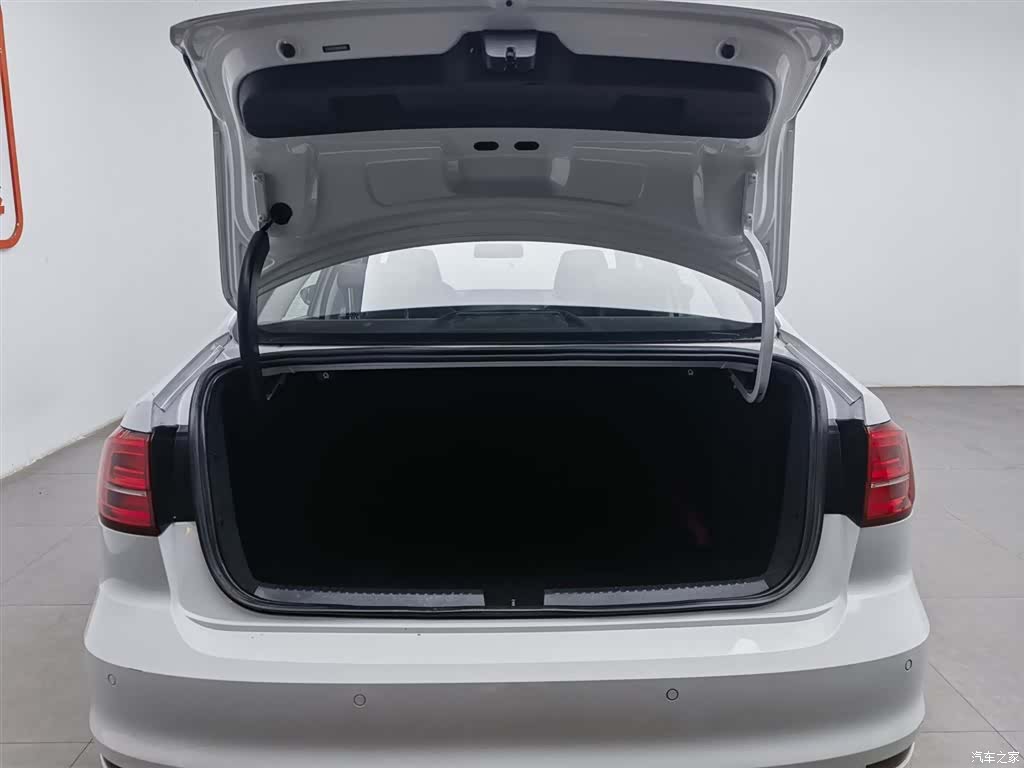 Volkswagen Sagitar, 2019 16
