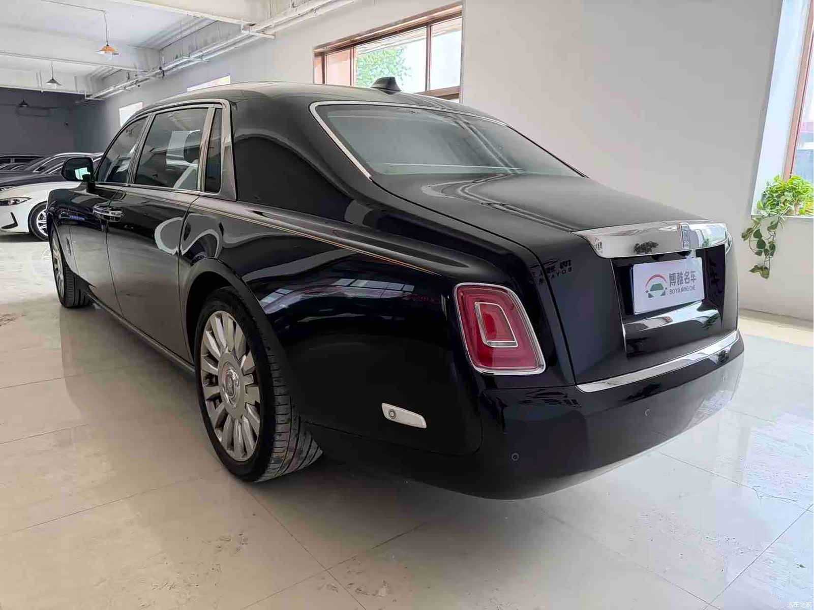 Rolls-Royce Phantom, 2023 все фото
