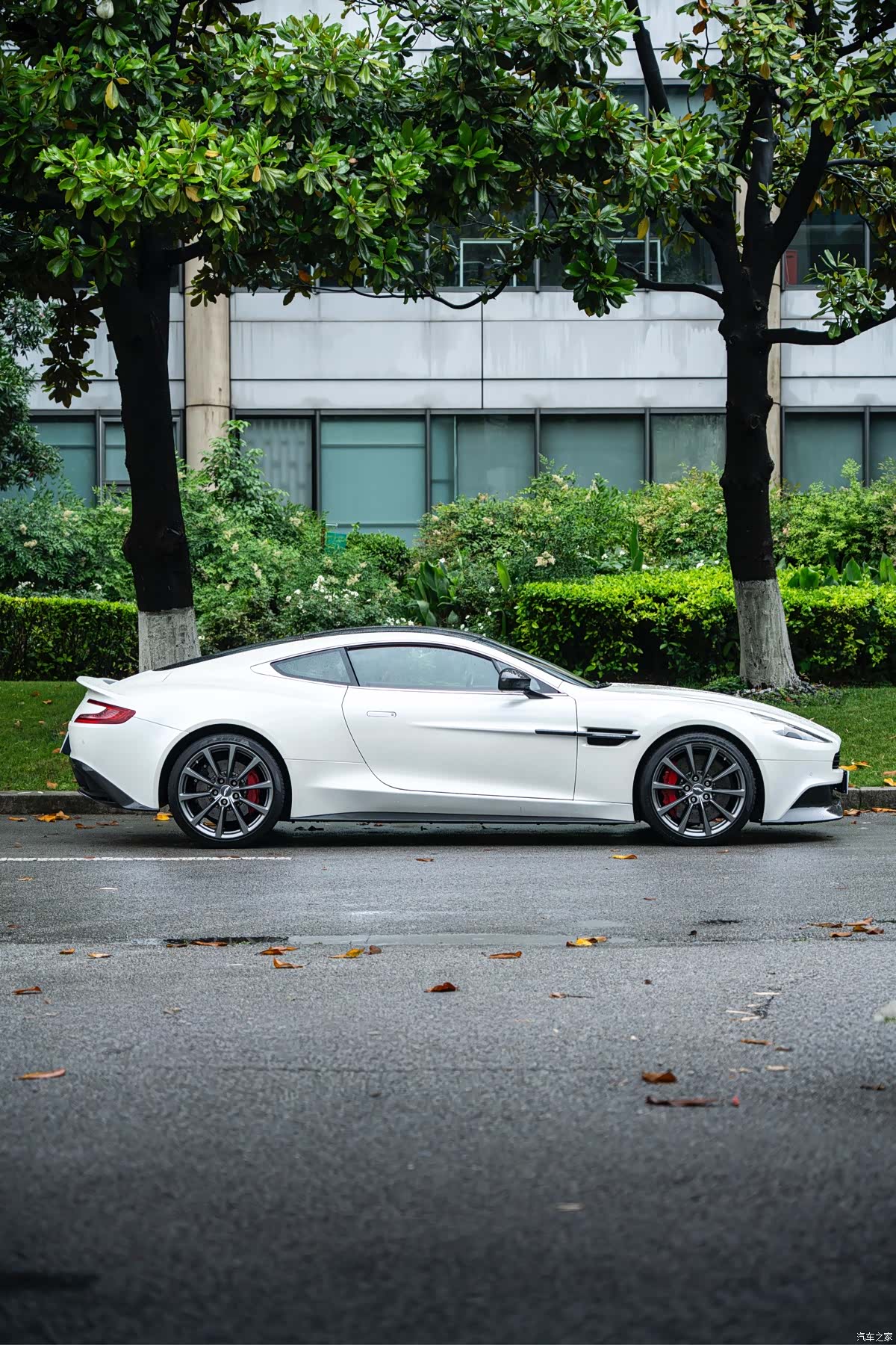 Aston Martin Vanquish, 2013 6