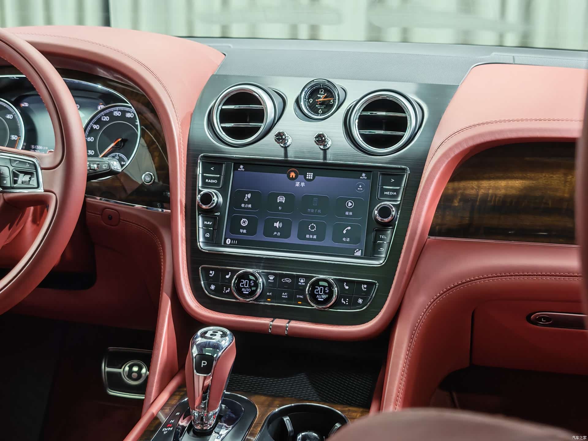 Bentley Bentayga, 2018 11