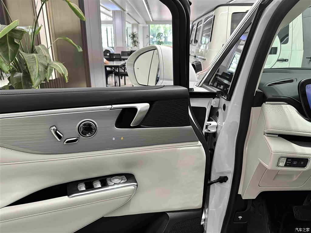 Buick GL8, 2025 12