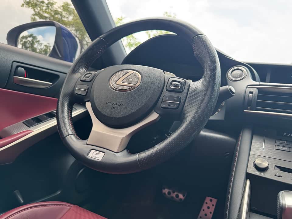Lexus IS
