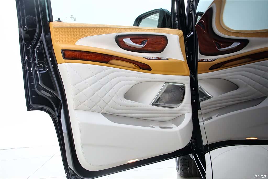 Mercedes-Benz 7, 2024 14
