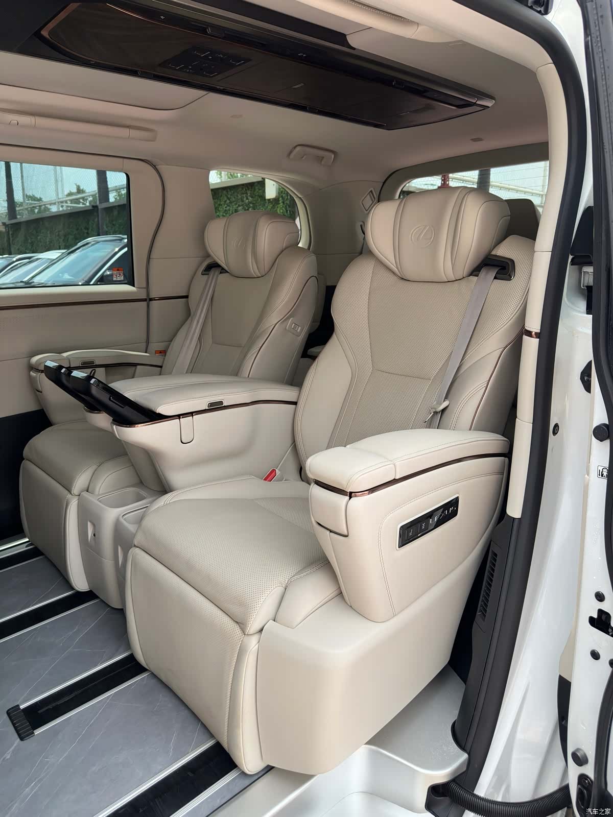 Lexus LM, 2024 17