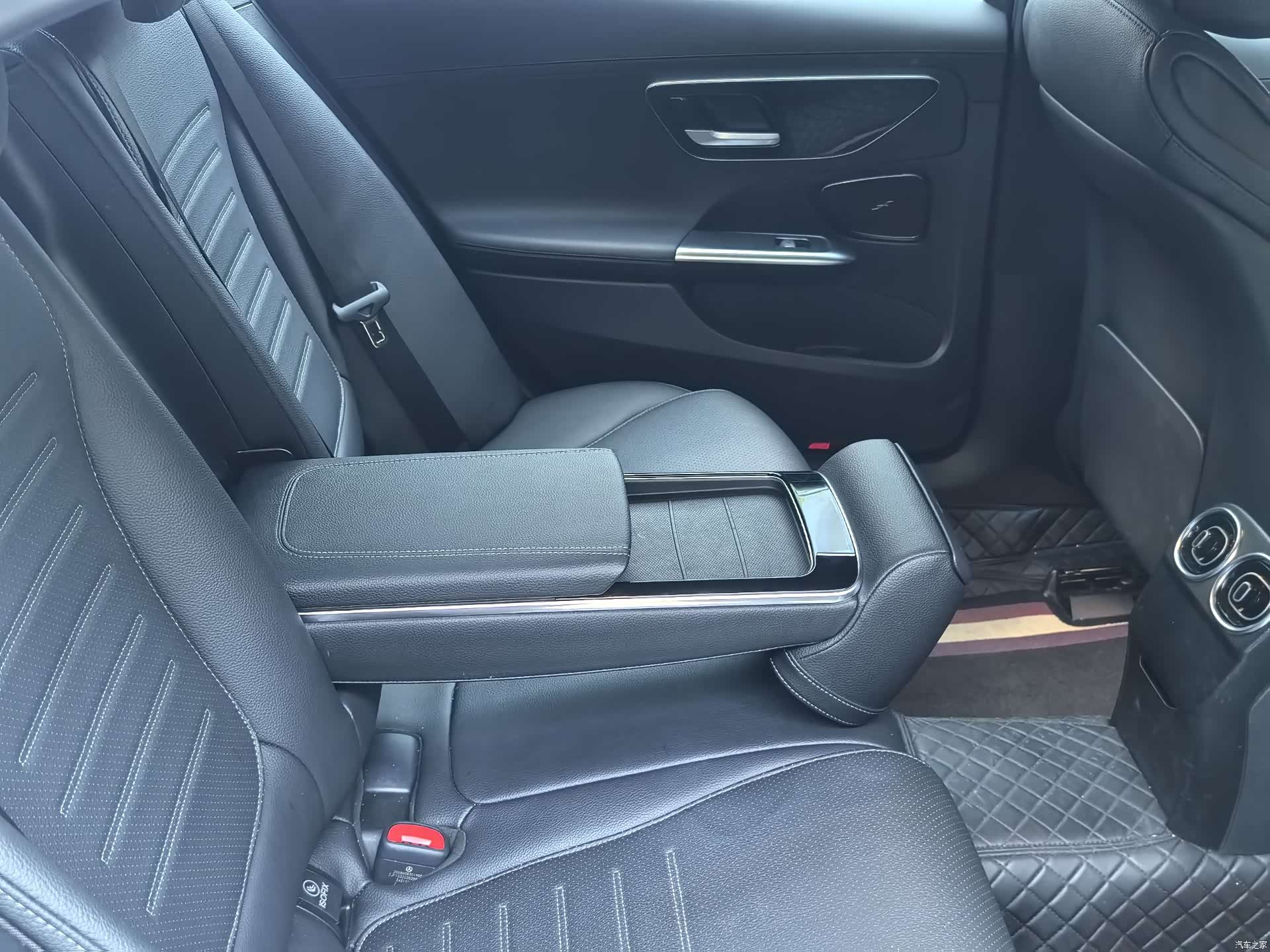 Mercedes-Benz C-Class, 2024 13