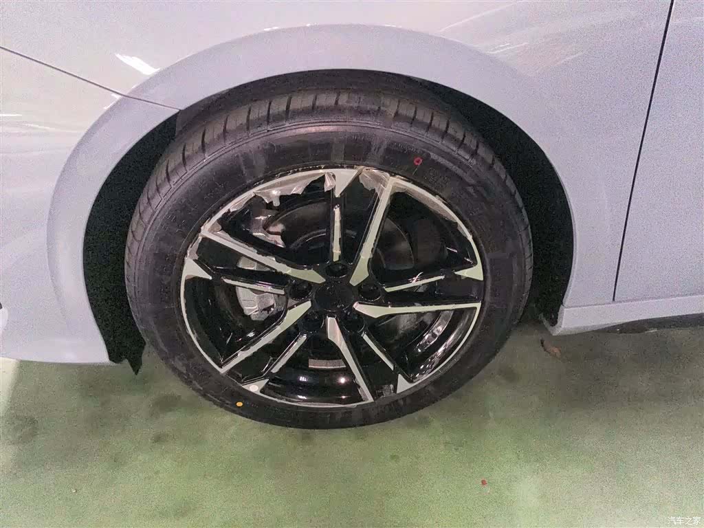 Geely Binray, 2026 23