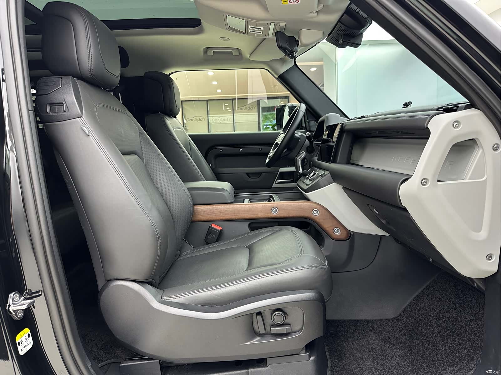 Land Rover Defender, 2023 18