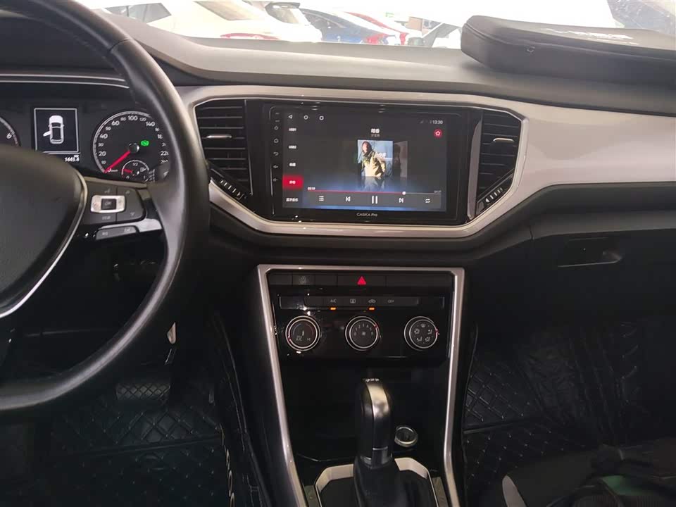 Volkswagen T-ROC exploring Songs