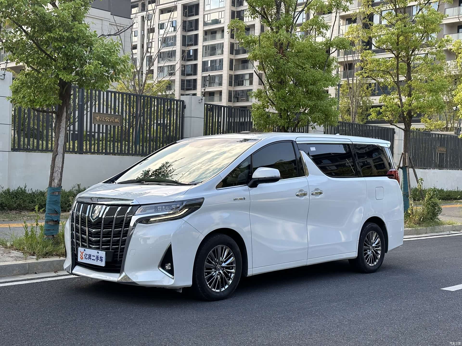 Toyota Alphard, 2021 1
