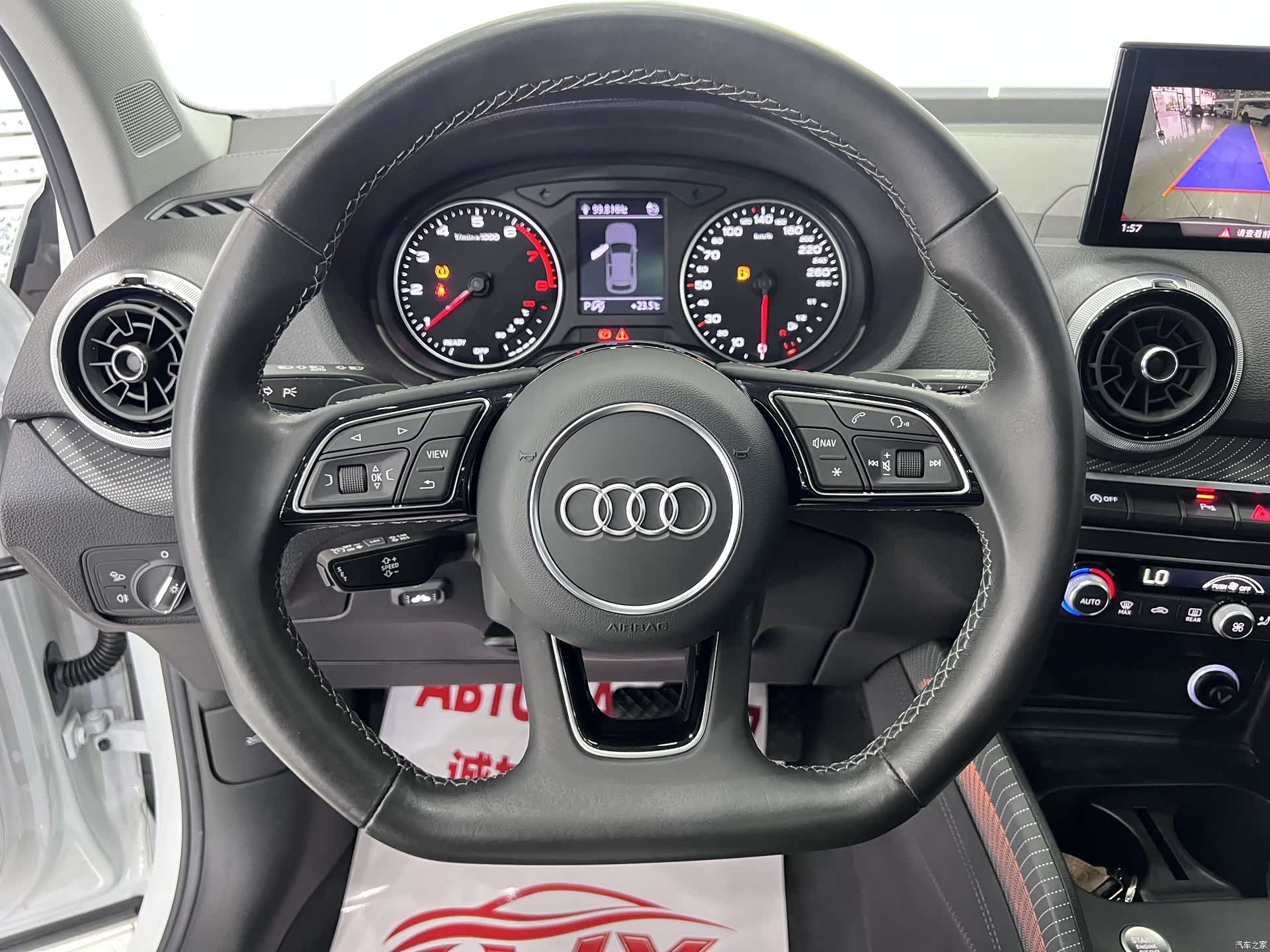 Audi Q2L, 2023 11