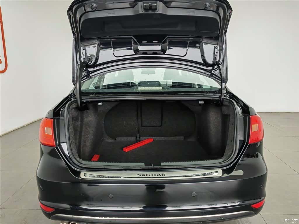 Volkswagen Sagitar, 2013 16