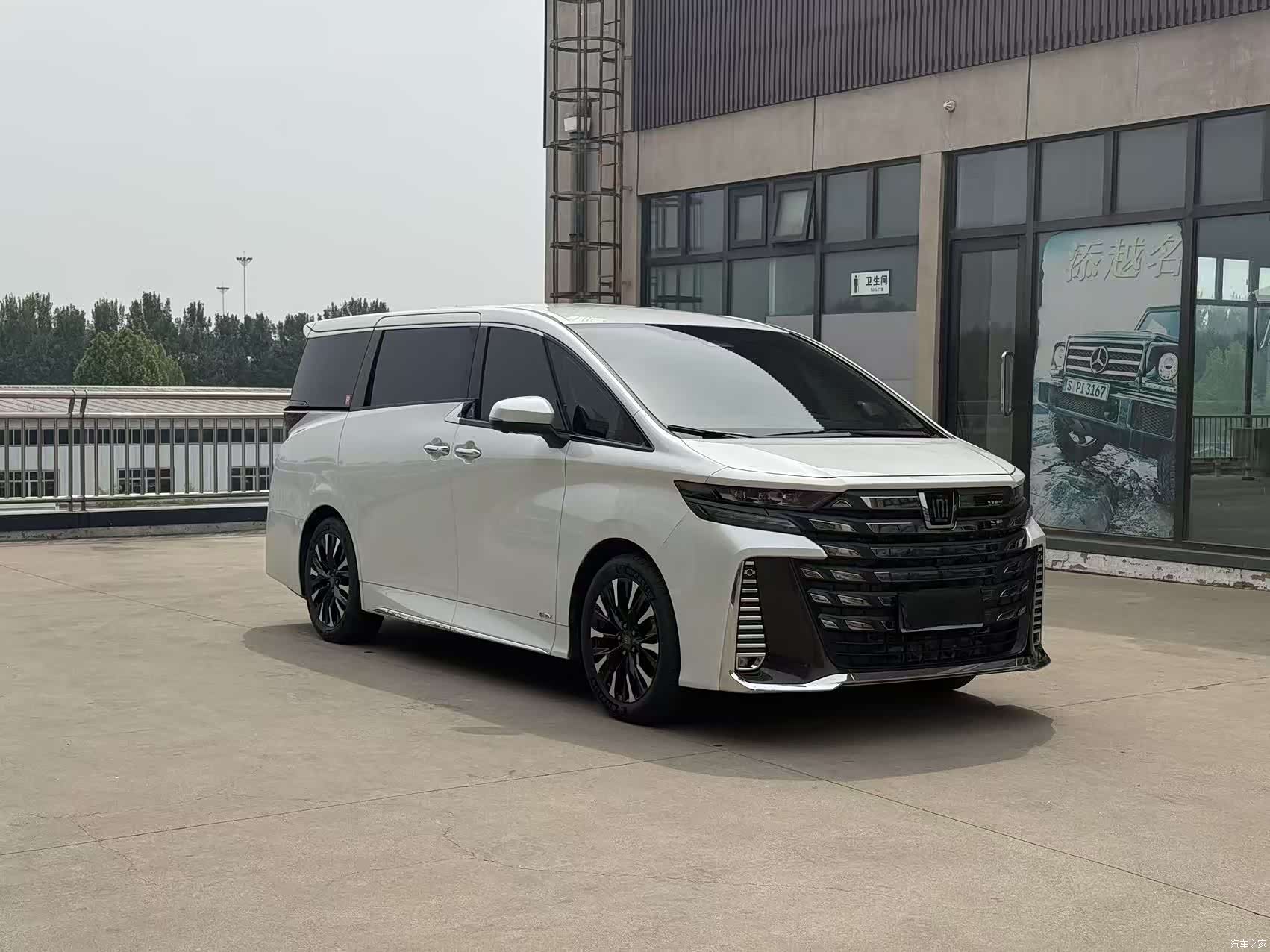 Toyota Vellfire, 2023 3