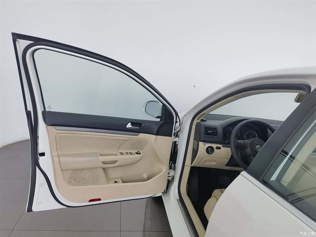 Volkswagen Sagitar, 2011 8