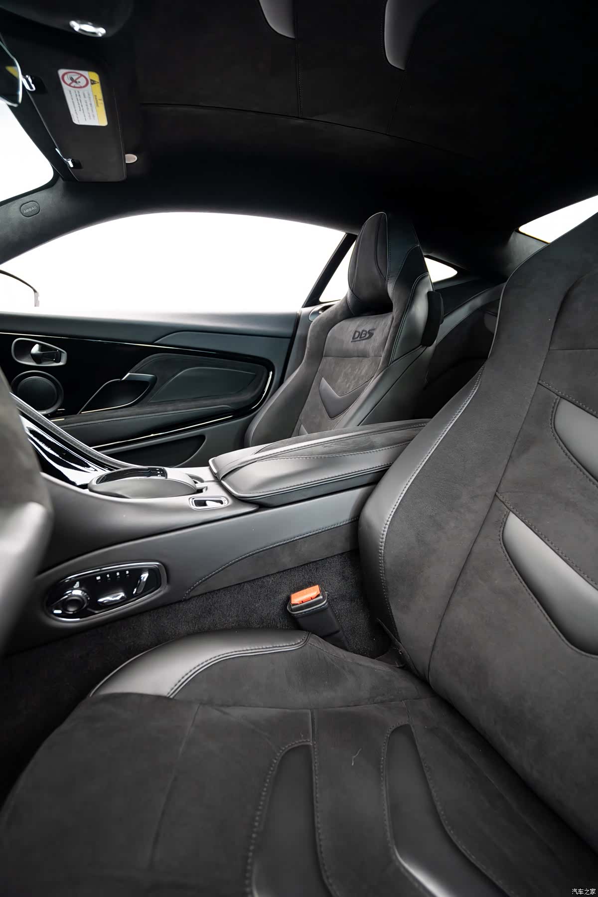 Aston Martin DBS, 2023 14