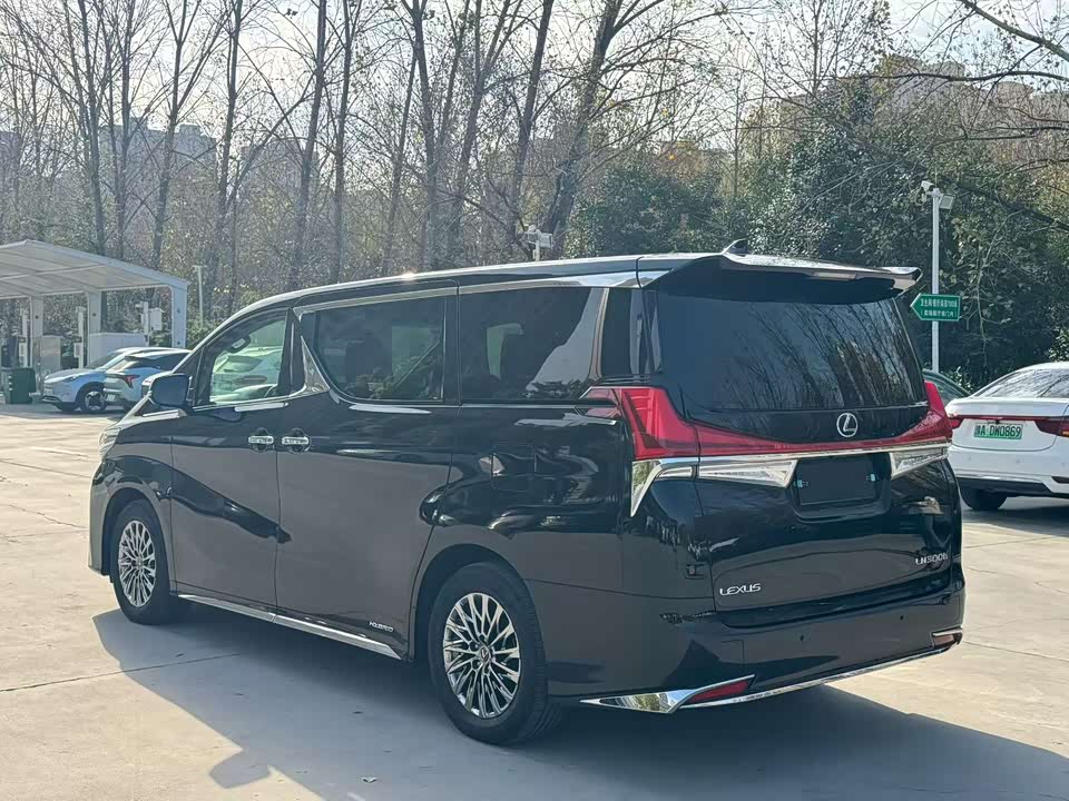 Lexus LM