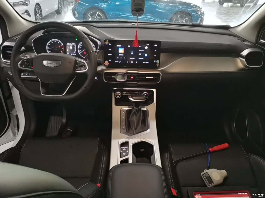 Geely Coolray, 2025 10