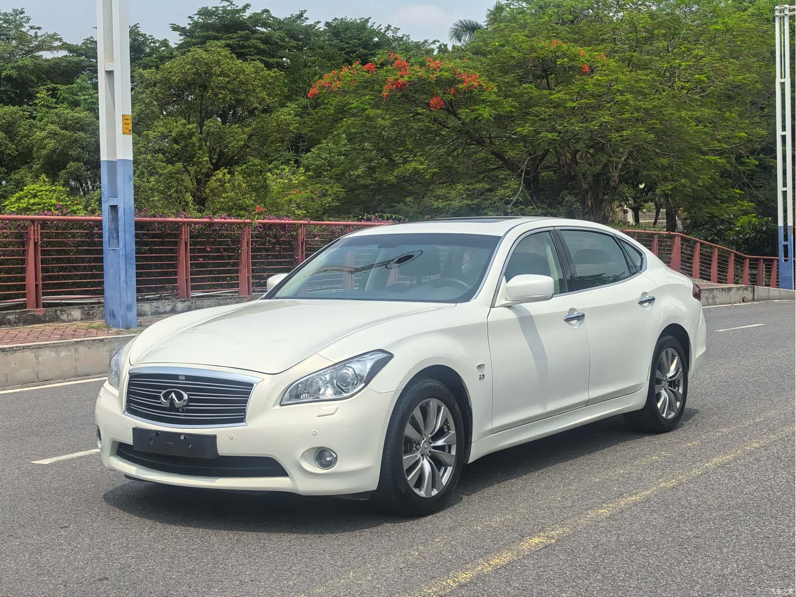 Infiniti Q70