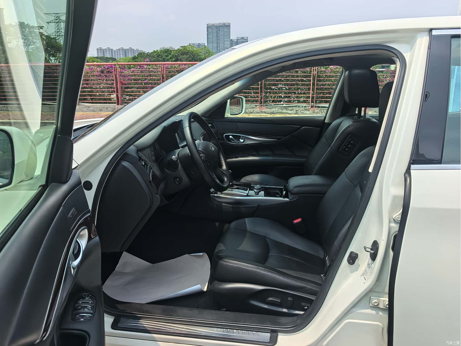 Infiniti Q70, 2013 4