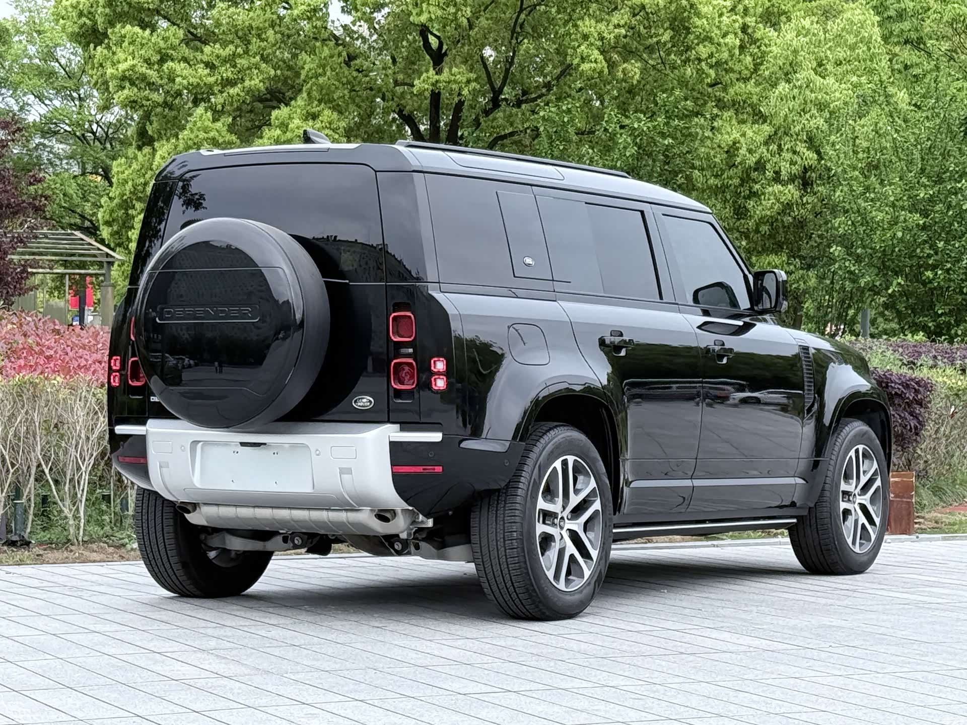 Land Rover Defender, 2024 все фото