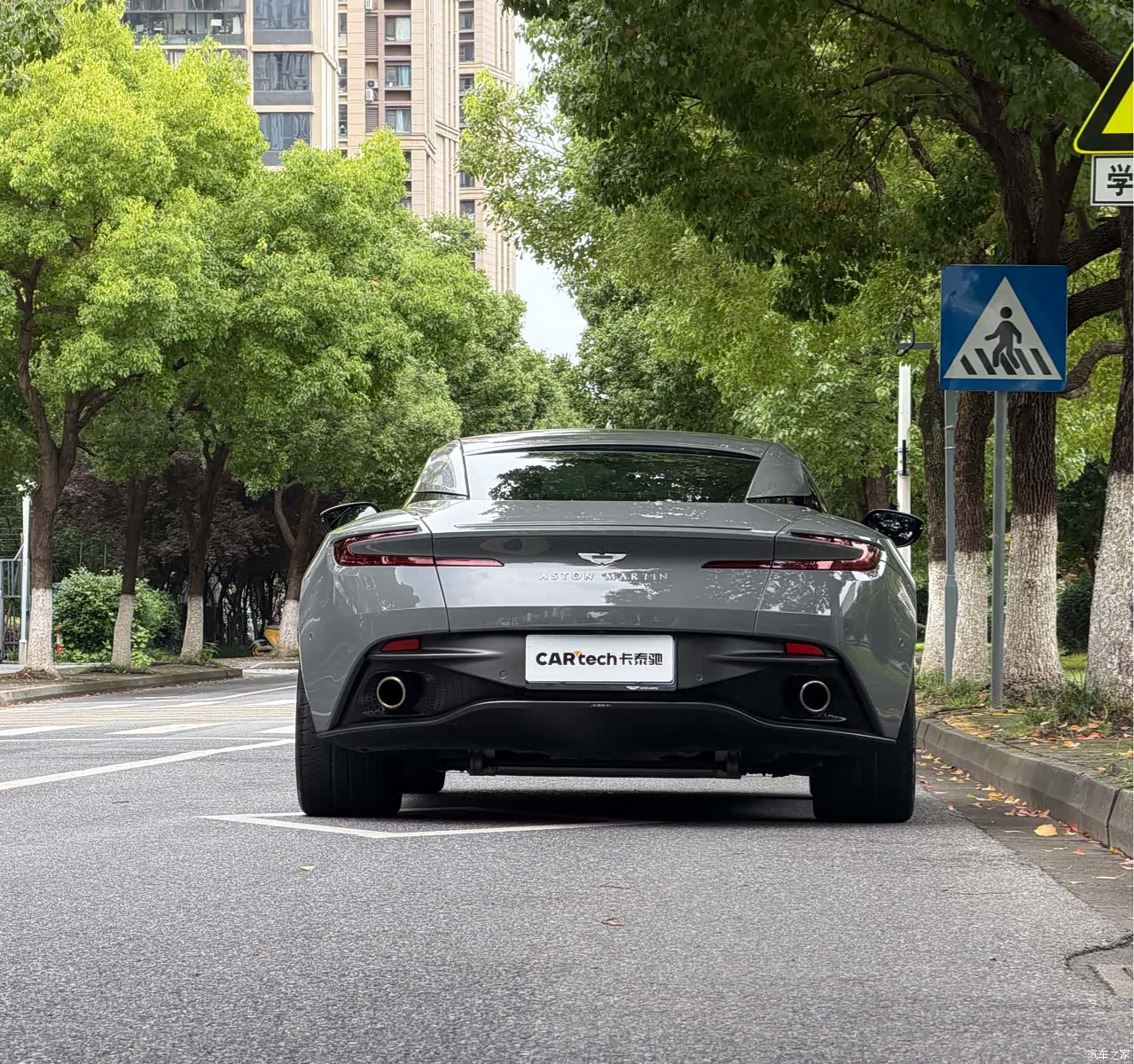 Aston Martin DB11, 2022 4