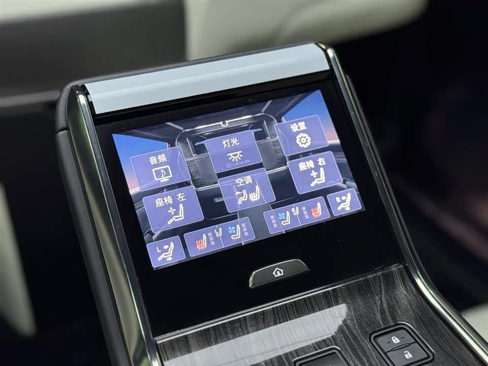 Lexus LM Lexus LM