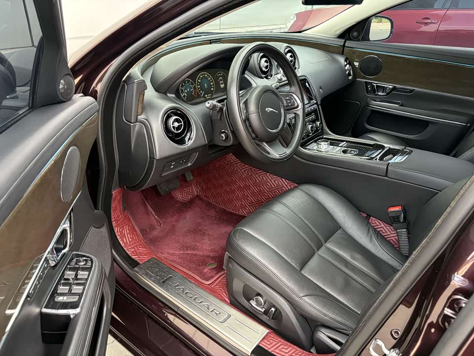 Jaguar XJ