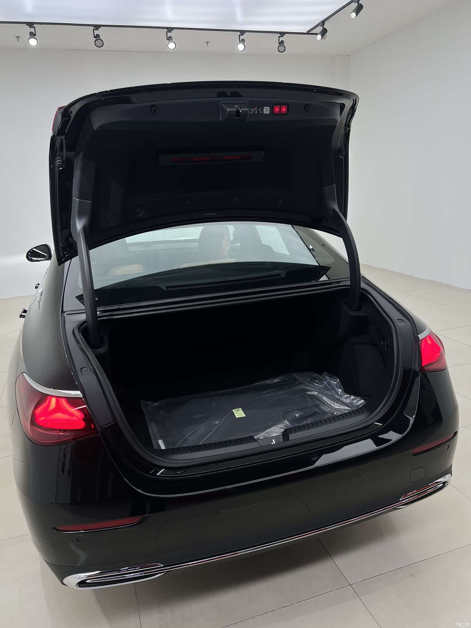 Mercedes-Benz E-Class, 2026 10
