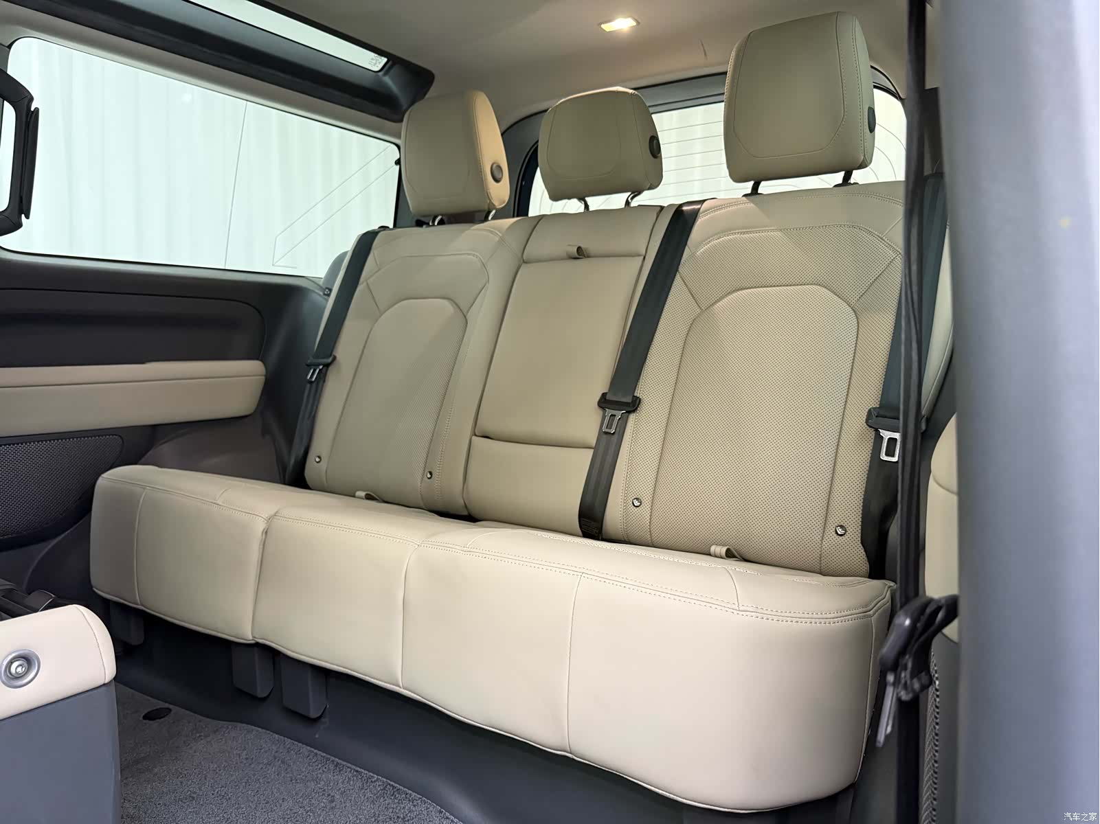 Land Rover Defender, 2024 все фото