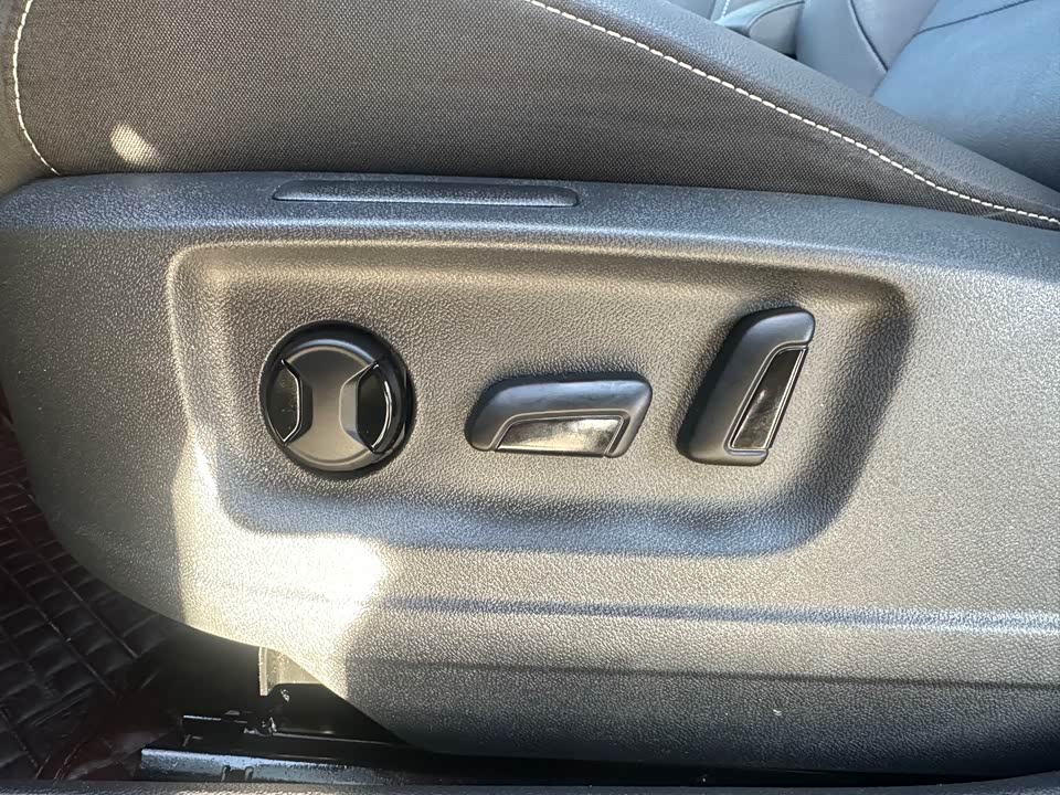 Volkswagen T-ROC exploring Songs