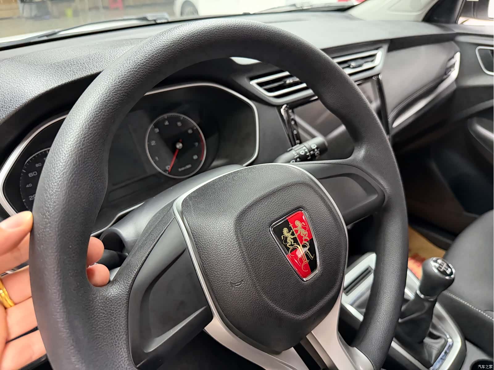 Roewe RX3, 2019 13