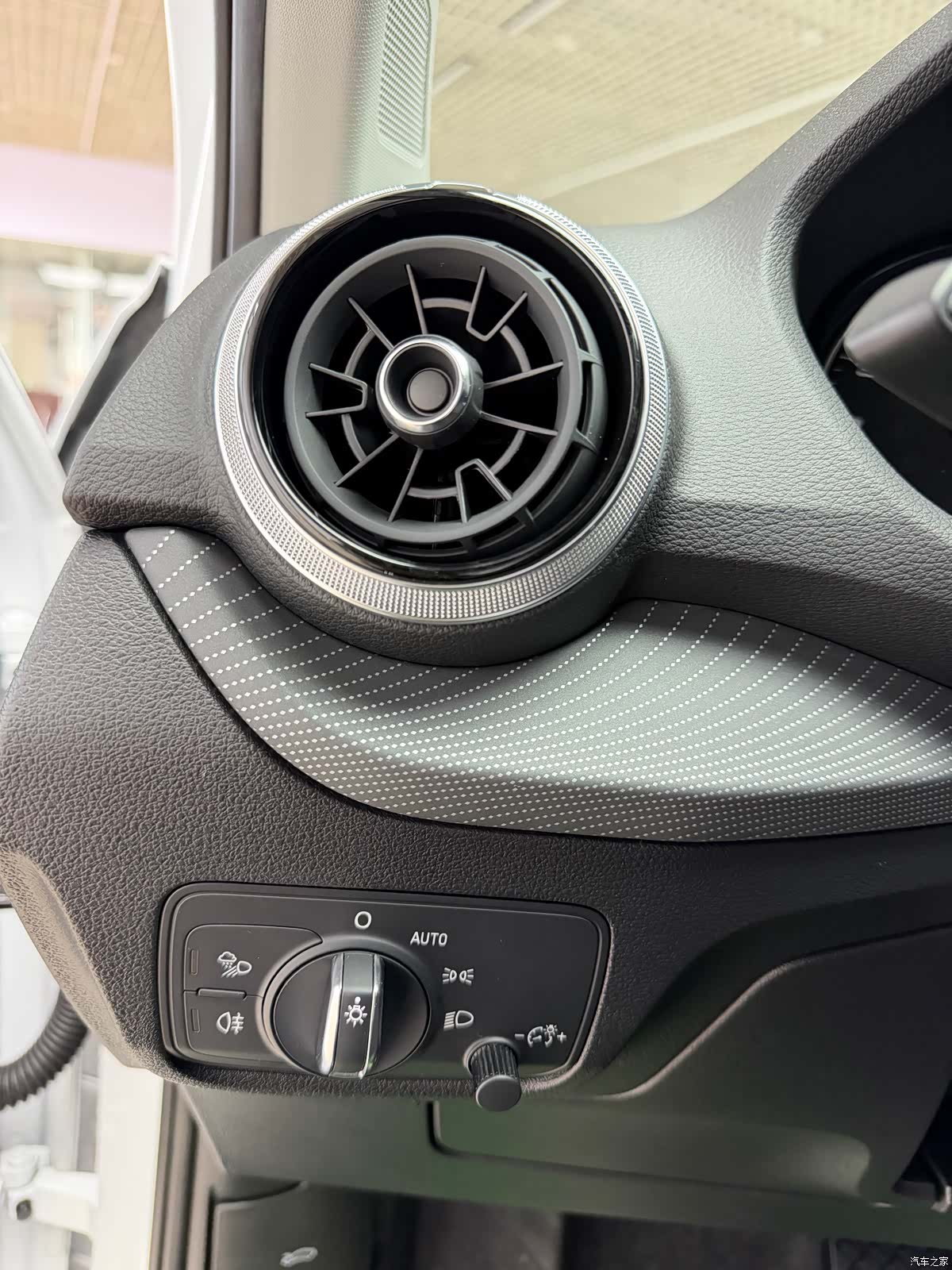 Audi Q2L, 2023 10