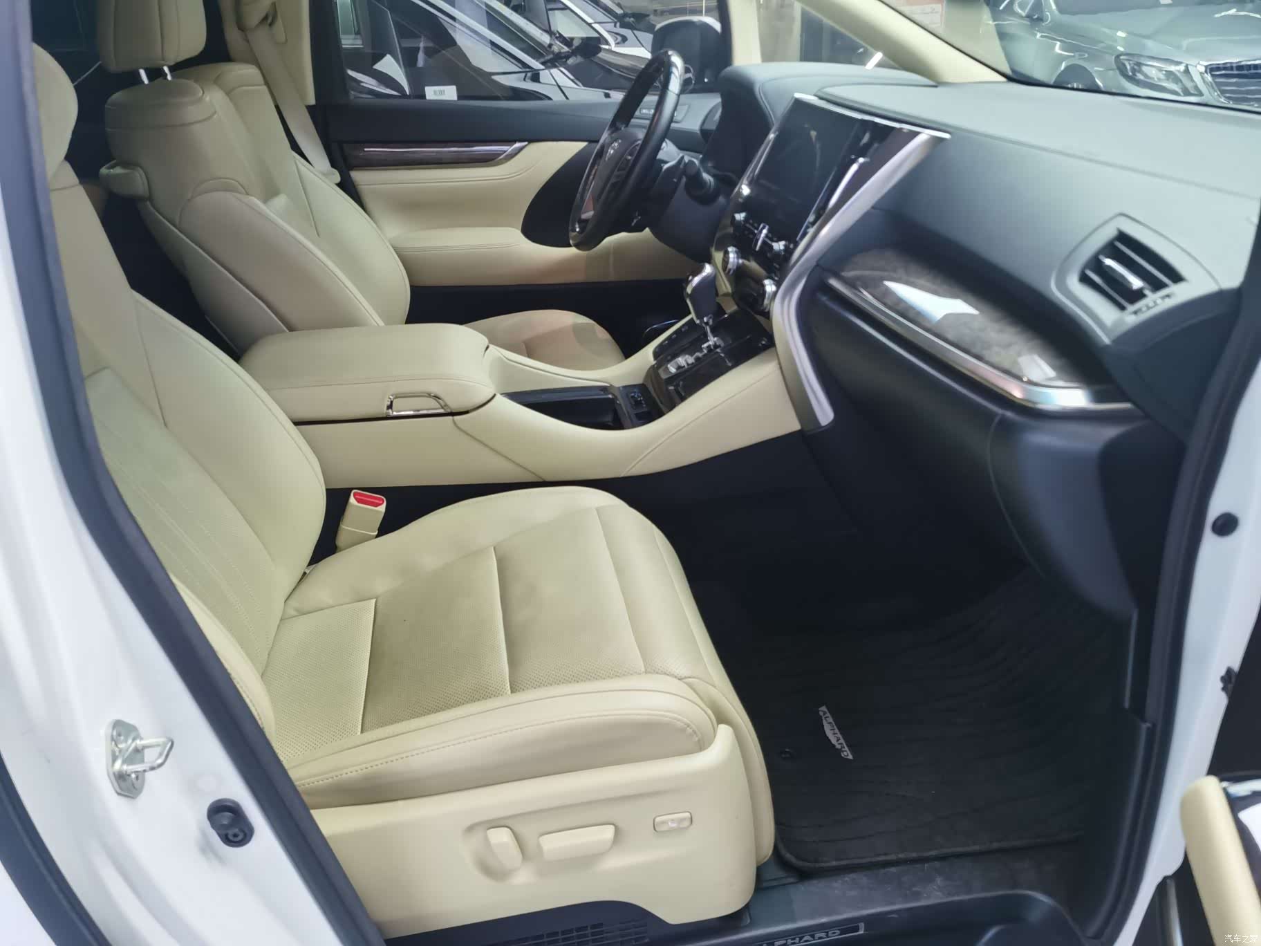 Toyota Alphard, 2022 7