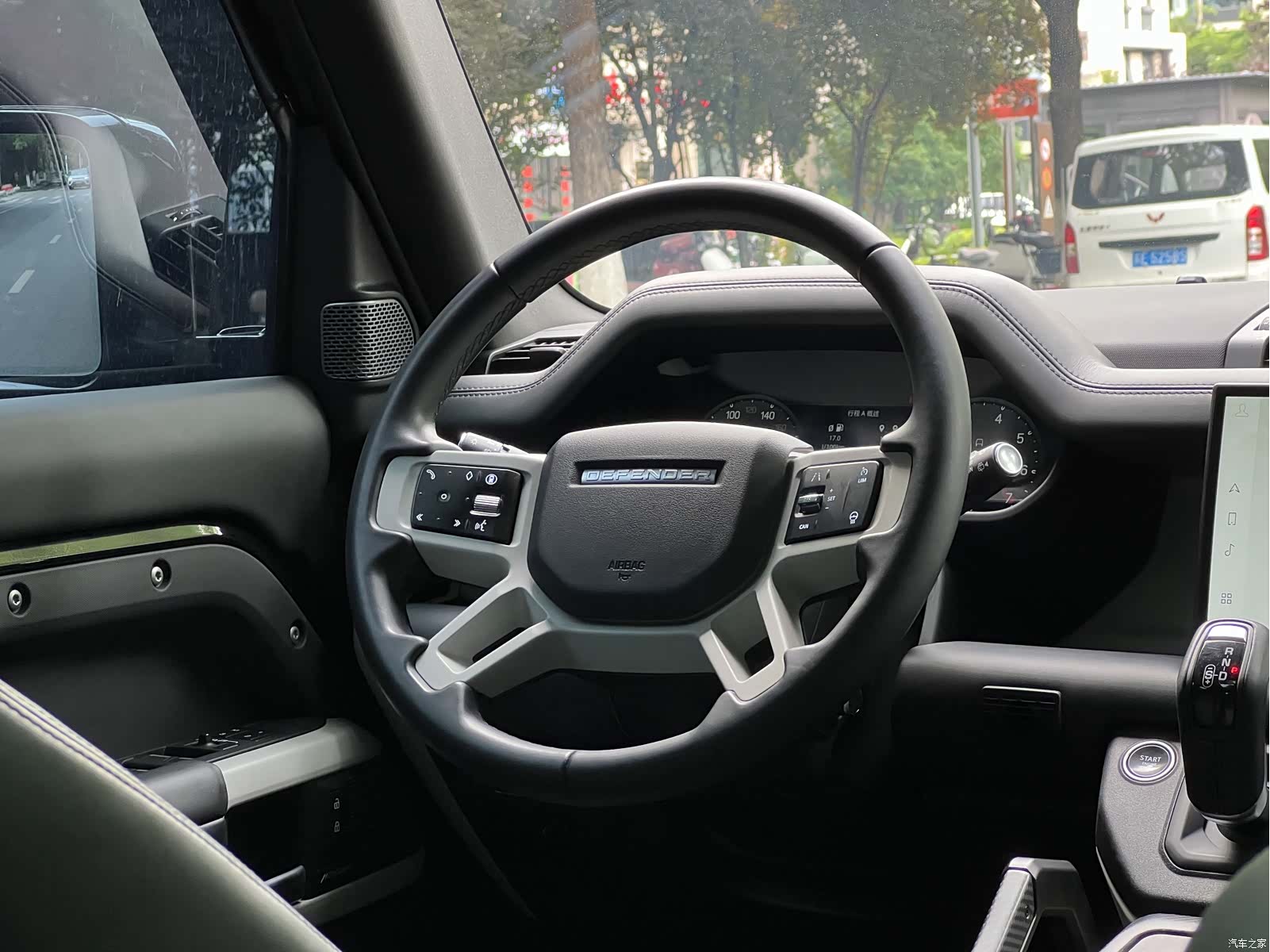Land Rover Defender, 2024 17