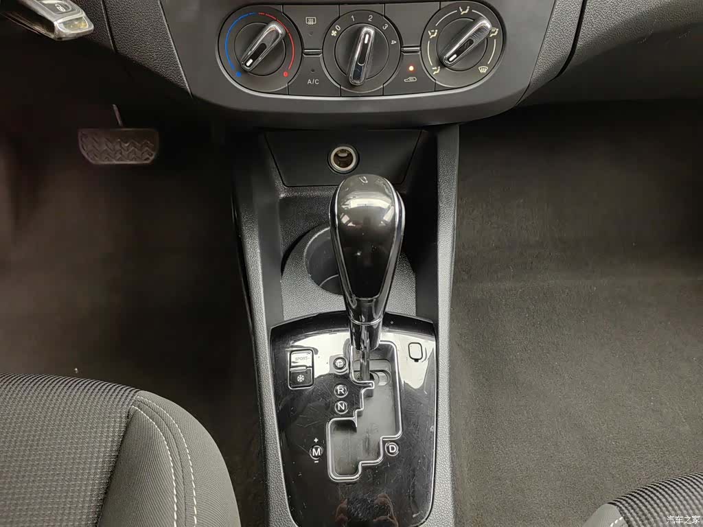 DongFeng AX3, 2016 13