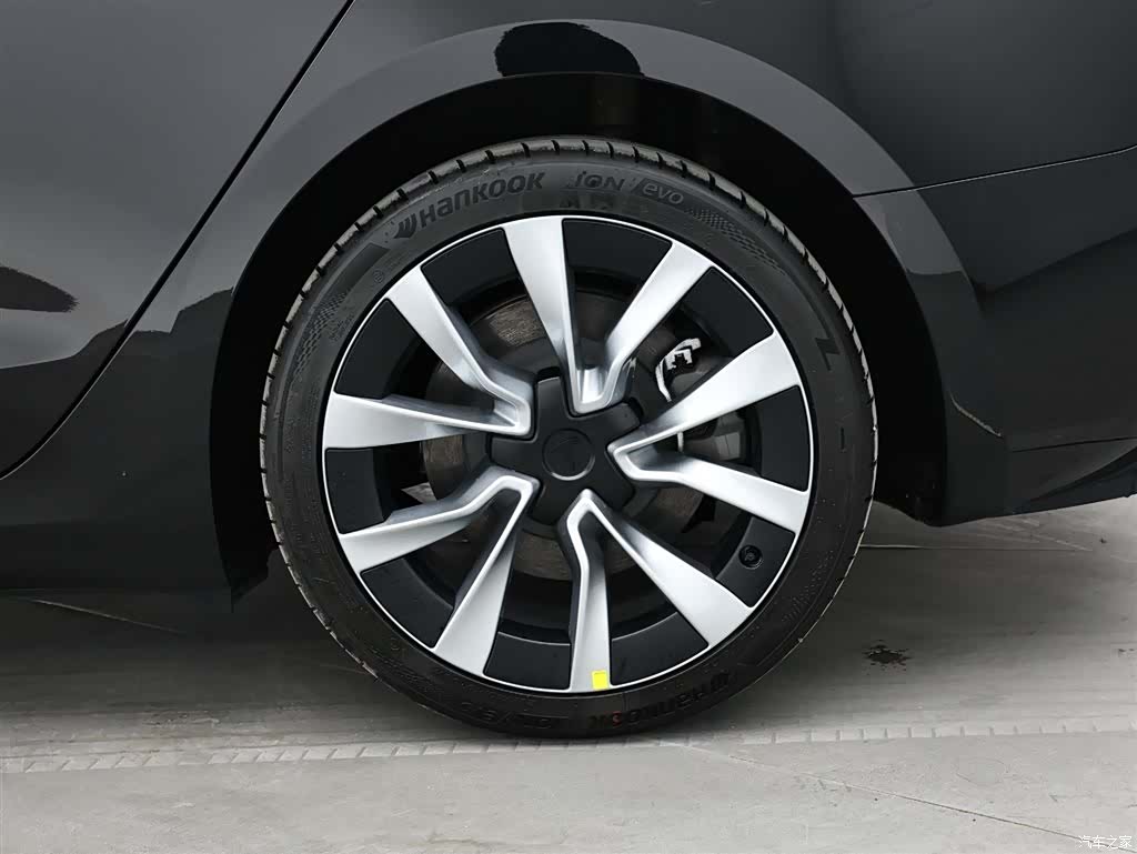 Tesla Model 3, 2026 10