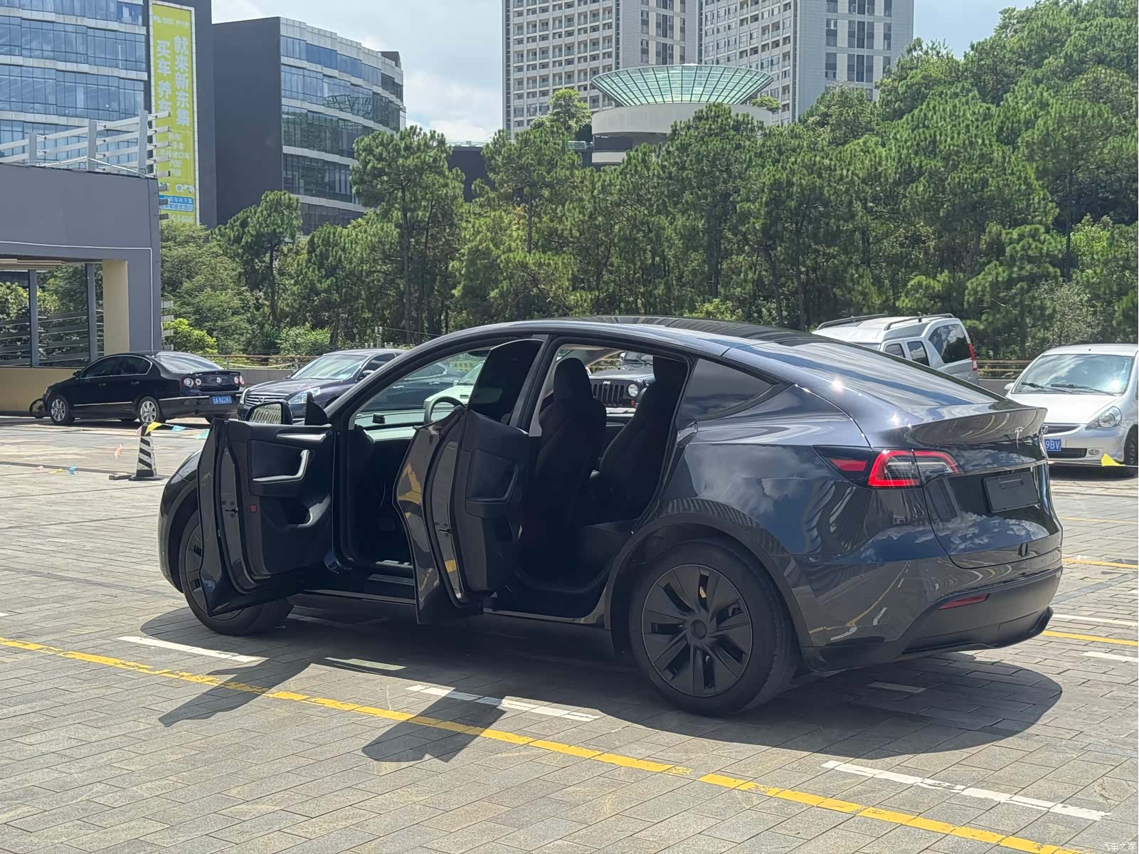 Tesla Model Y, 2024 32