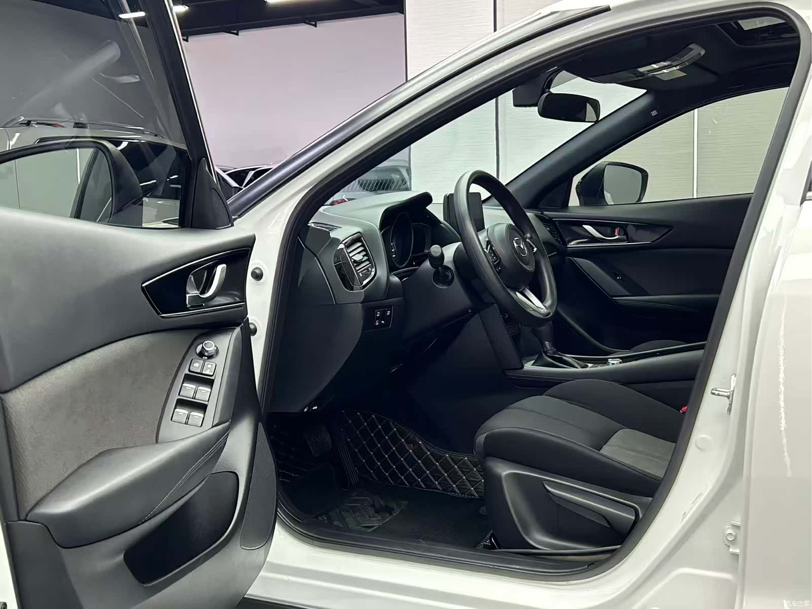 Mazda CX-4, 2023 10