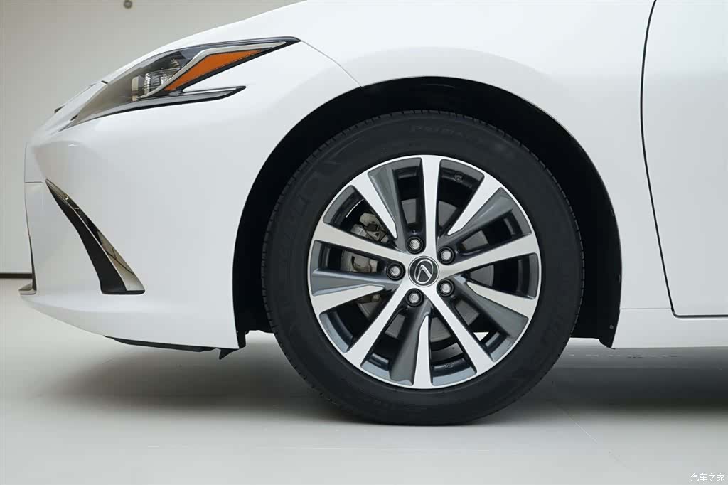 Lexus ES, 2019 16
