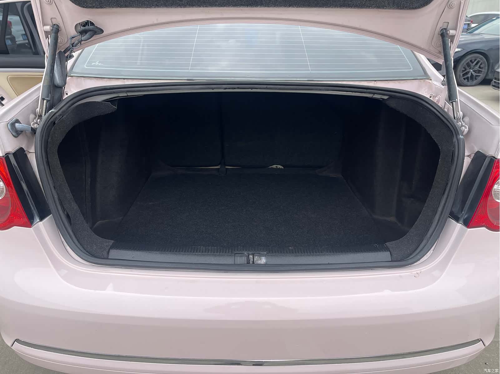 Volkswagen Sagitar, 2011 16