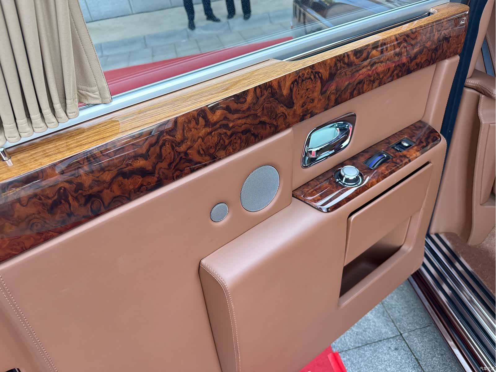 Rolls-Royce Phantom, 2016 11