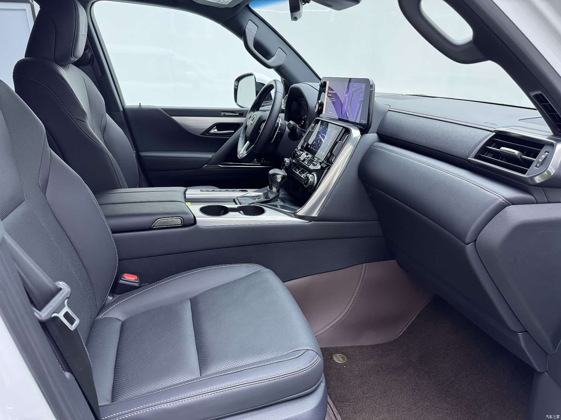 Lexus LX, 2025 13