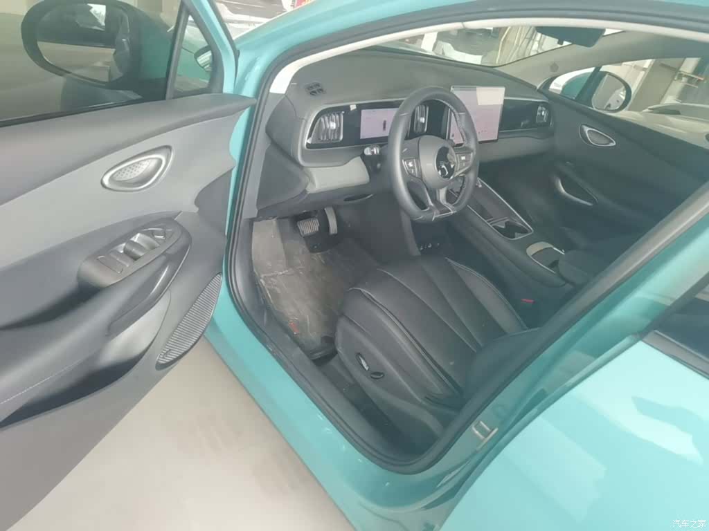 BYD HiAce, 2025 11