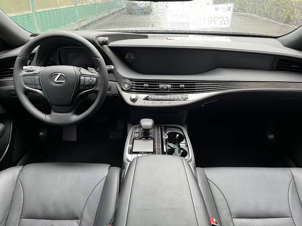 Lexus LS