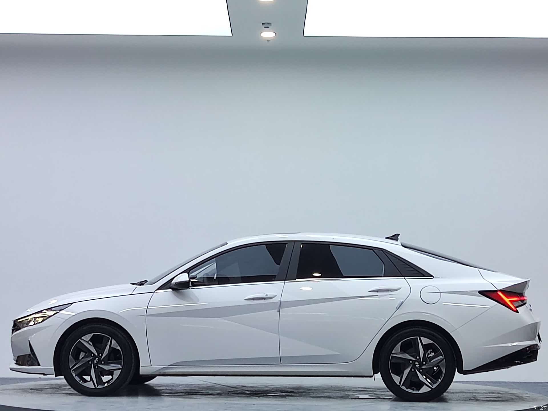 Hyundai Elantra, 2022 все фото