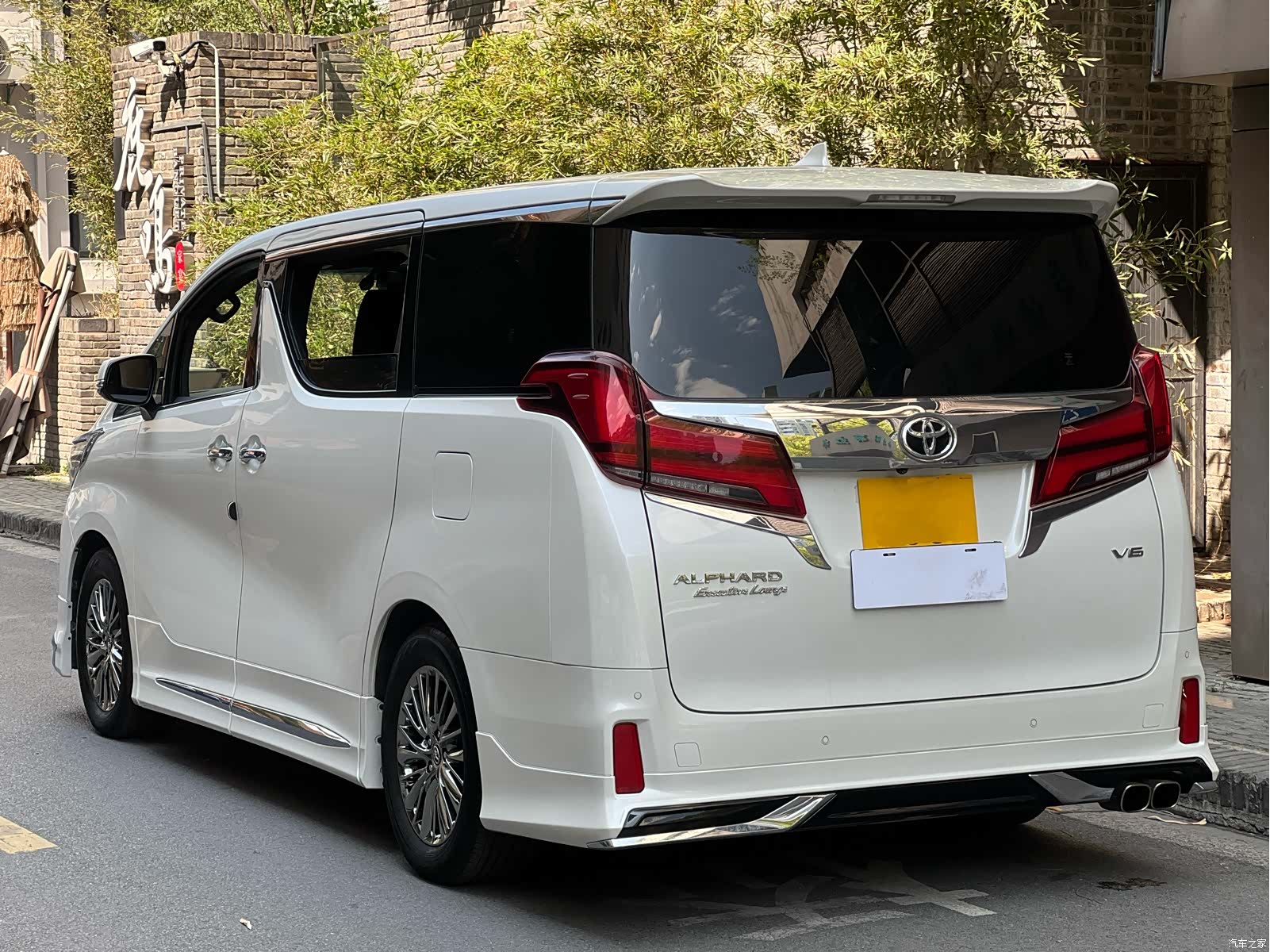 Toyota Alphard, 2025 4