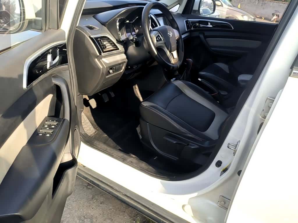 BAIC H3, 2016 16
