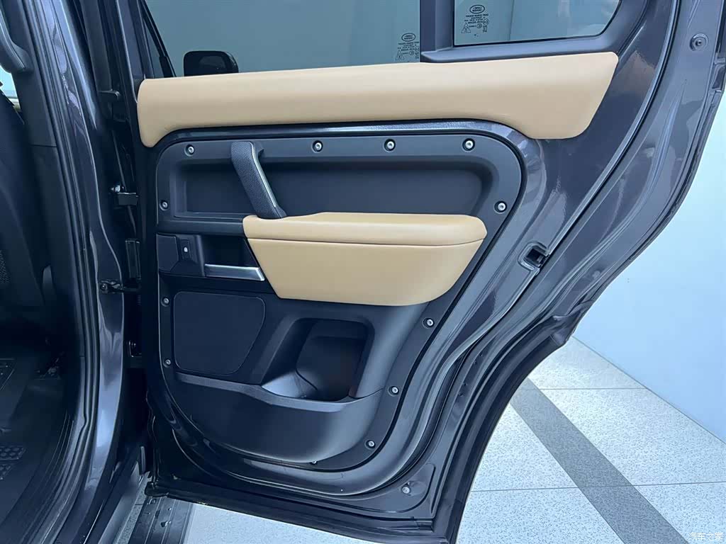 Land Rover Defender, 2025 32