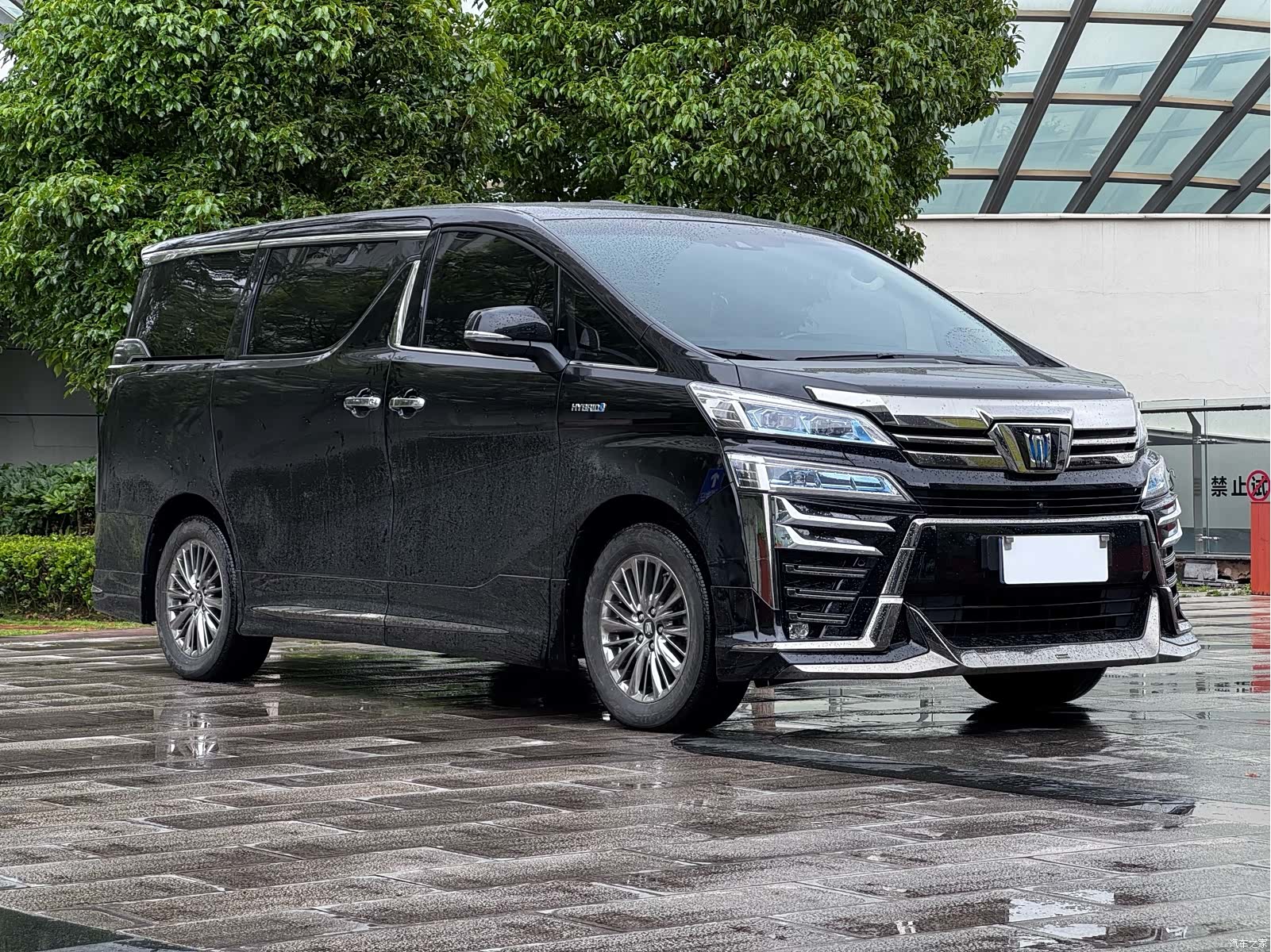 Toyota Alphard, 2022 1