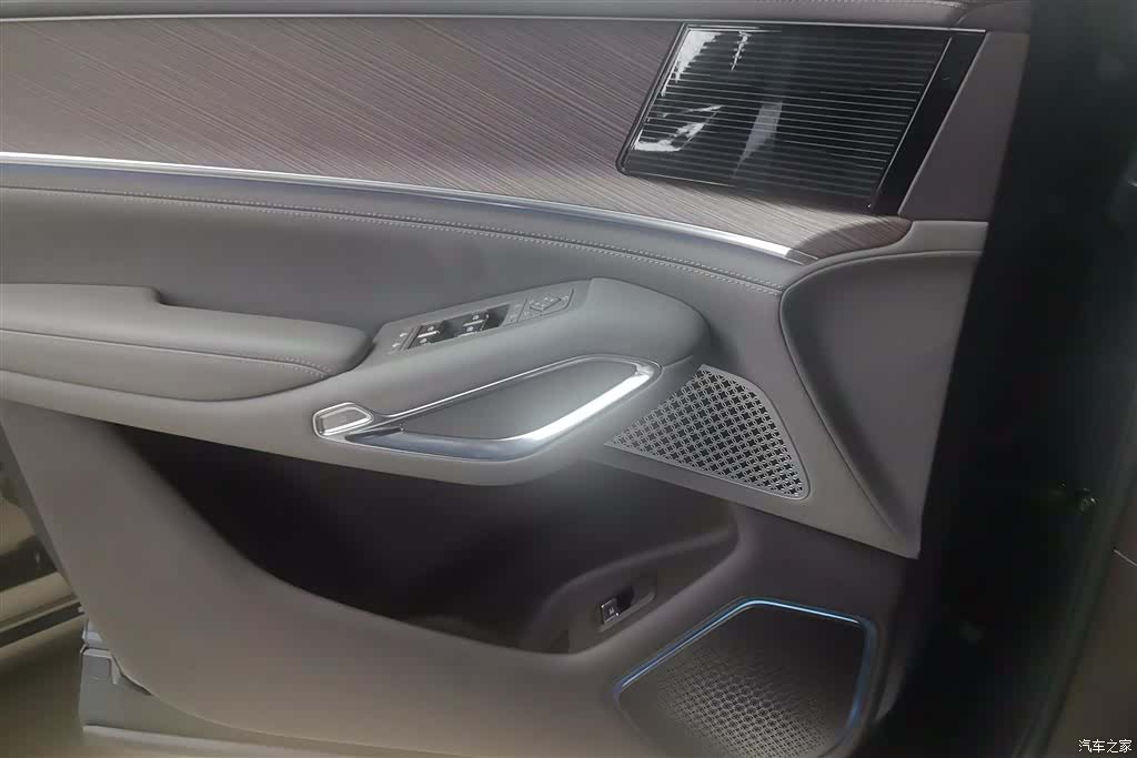 Denza N9, 2025 7